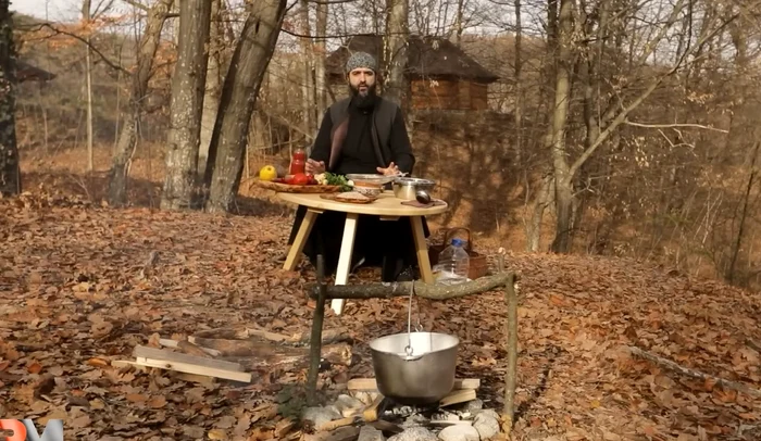 Cum se prepară ciorba de arpacaș a Părintelui Daniel / foto: captură video