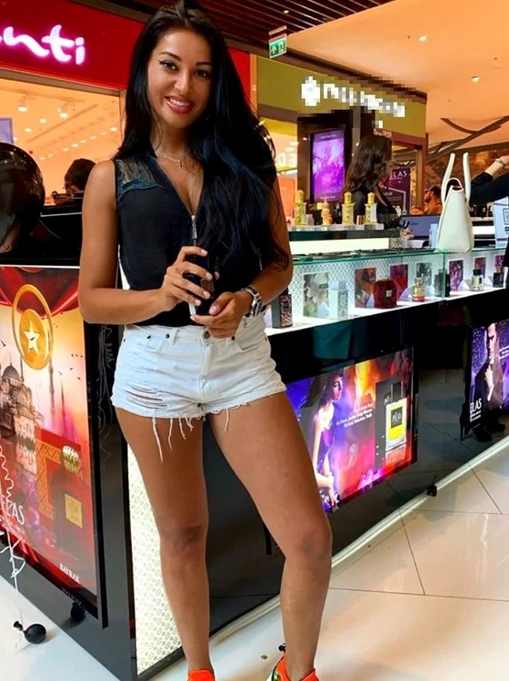 Elena Ionescu şi-a etalat noua siluetă şi bronzul perfect la un eveniment monden