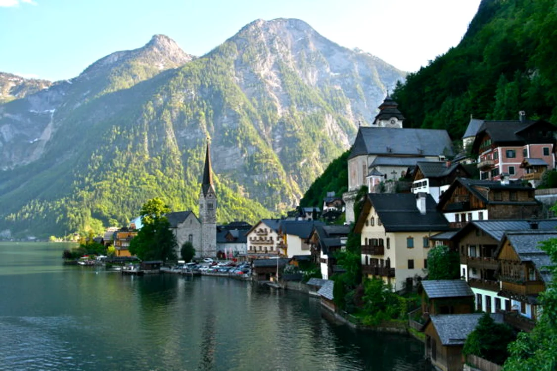
    Locuitorii orășelului austriac Hallstatt își înmormântează rudele decedate într-un mod unicFoto Flikr  