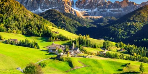 Uimitoarea vale a Dolomitilor Italia FOTO Shutterstock 