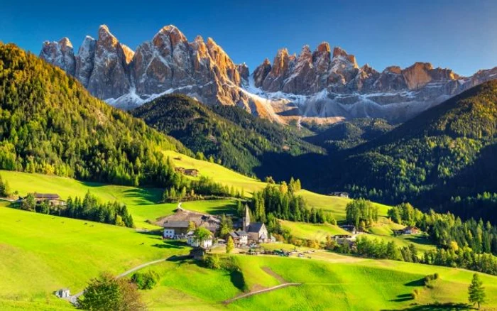 Uimitoarea vale a Dolomiţilor - Val di Funes, Italia | Bucăţi din rocile din „Marea Adria“ s-ar fi integrat în Italia FOTO Shutterstock