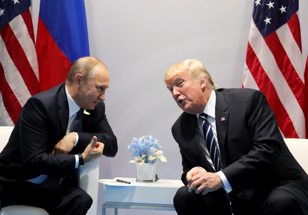 Vladimir Putin (stânga) şi Donald Trump la Summitul G20 de la Hamburg Foto: EPA