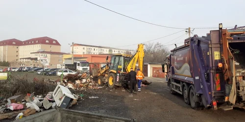 blocul fantoma sufocat de gunoaie foto primaria hunedoara