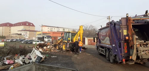 blocul fantoma sufocat de gunoaie foto primaria hunedoara