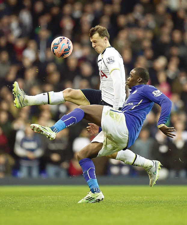
    Chiricheş nu a putut ţine piept atacanţilor în Cupa Angliei şi Tottenham a fost eliminatăFoto: AP  