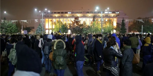 Persoane participă miercuri 8 noiembrie 2017 la un protest faţă de intenţia guvernului de a modifica Codul Fiscal în Piaţa Victoriei din Bucuresti FOTO Inquam Photos Octav Ganea