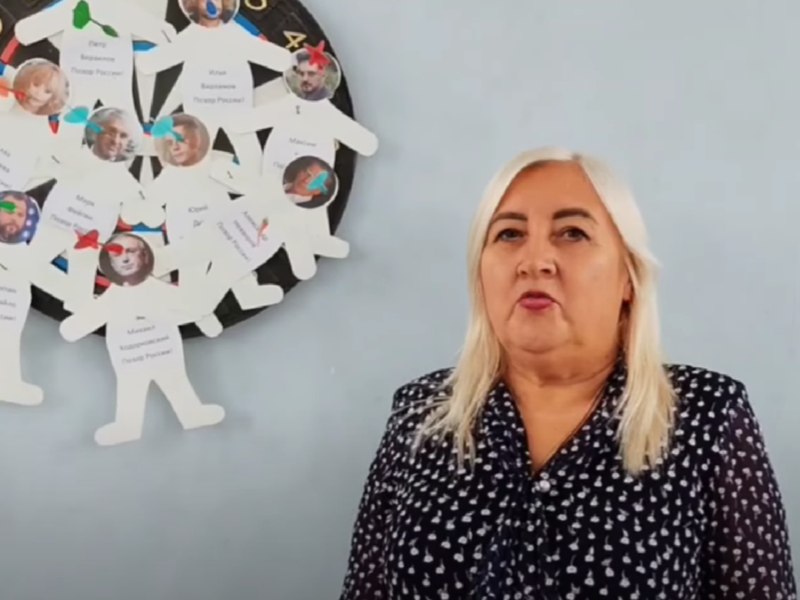 Angajații unei școli din Donețk au căzut în plasa unui activist din Belarus: au „executat” dușmanii lui Putin cu săgeți de darts