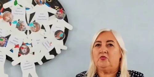 Mai multi profesori din Donețk au organizat o acțiune numită „Rușine trădătorilor”, nestiind ca e o farsa foto captura video png