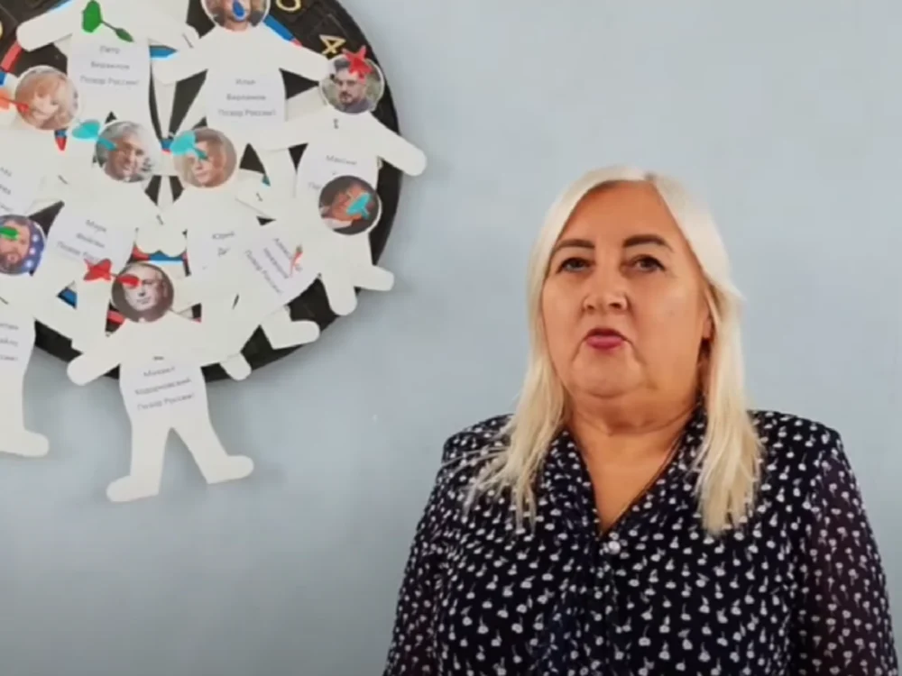 Angajații unei școli din Donețk au căzut în plasa unui activist din Belarus: au „executat” dușmanii lui Putin cu săgeți de darts