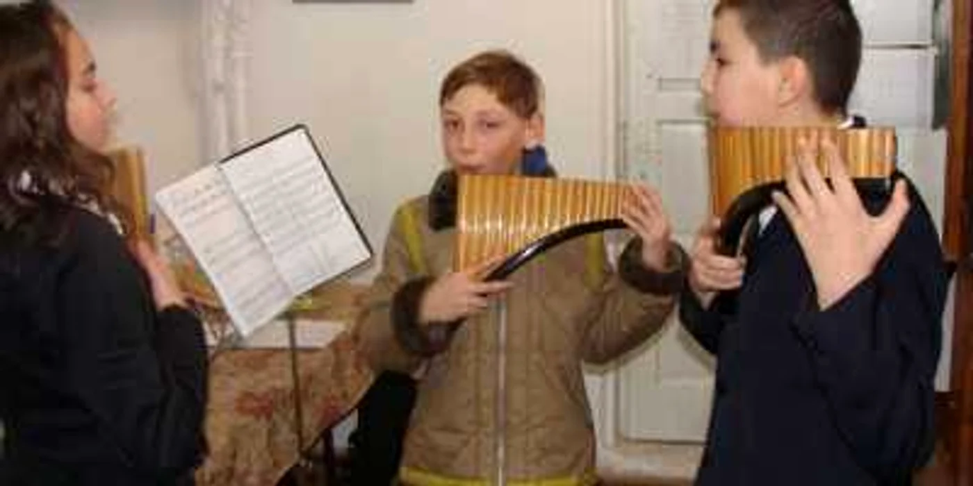 Târgu-Jiu: Vasilică a luat primele lecţii de nai, fiind ajutat de noii lui colegi
