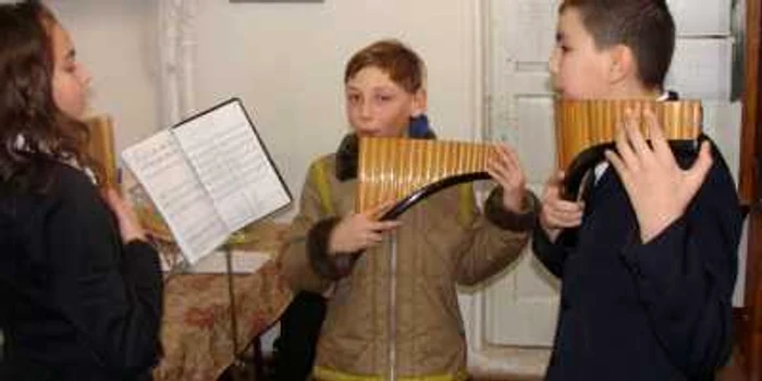 Târgu-Jiu: Vasilică a luat primele lecţii de nai, fiind ajutat de noii lui colegi