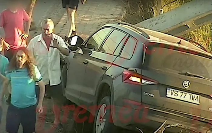 Preotul Cătălin Corogeanu (stânga jos) imediat după producerea accidentului FOTO captură video