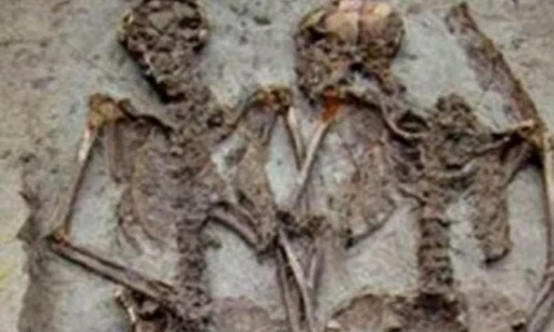 Au fost descoperite scheletele a două persoane ținându se de mână jpeg