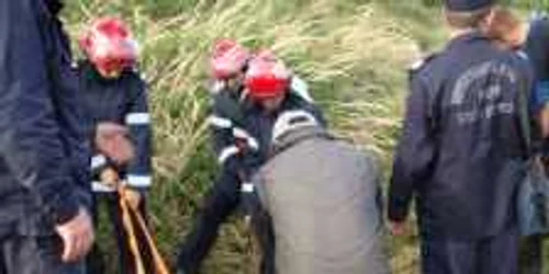 Bărbatul a fost scos din fântână de pompierii militari. Foto arhivă