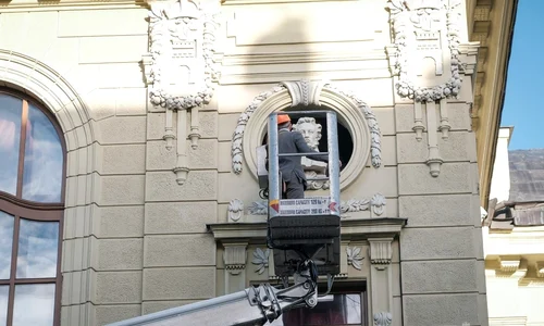 Bustul lui Pușkin, demontat de pe fațada teatrului regional de muzică și dramă din Cernăuți (foto: tsn.ua)  