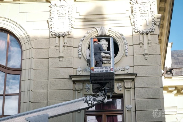 Bustul lui Pușkin, demontat de pe fațada teatrului regional de muzică și dramă din Cernăuți (foto: tsn.ua)