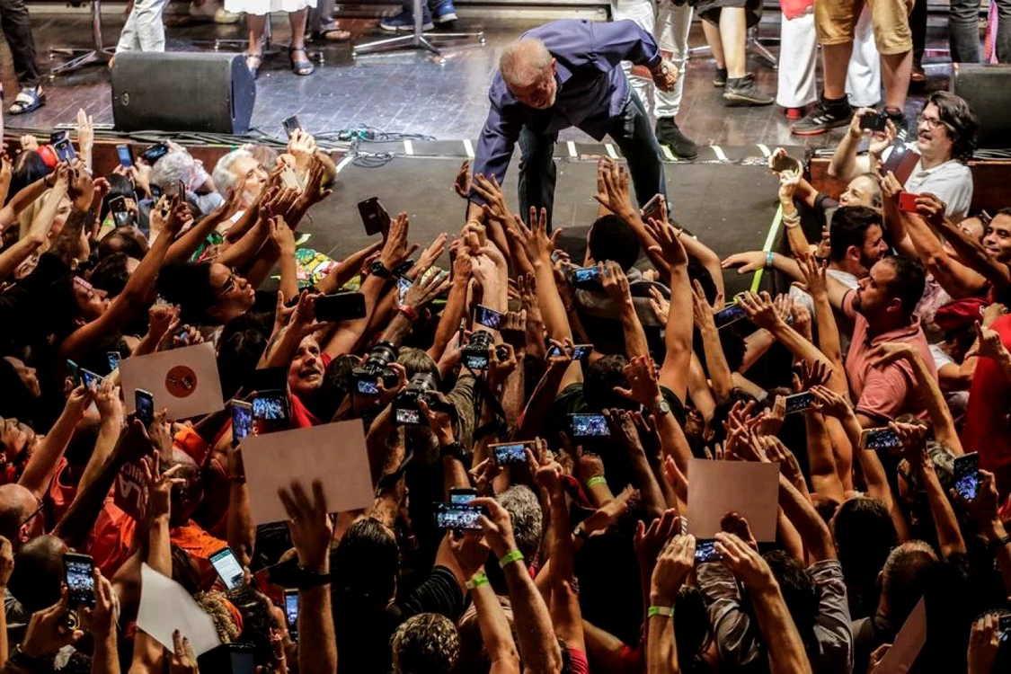 Lula da Silva își salută susținătorii. Foto: Arhiva Adevărul