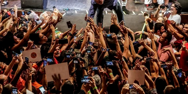 Fostul preşedinte brazilian Luiz Inacio Lula da Silva îşi salută susţinătorii în cadrul unui eveniment public la Rio de Janeiro Brazilia FOTO EPA-EFE / Antonio Lacerda