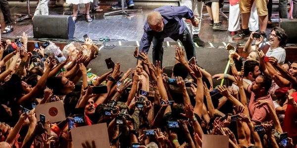 Fostul preşedinte brazilian Luiz Inacio Lula da Silva îşi salută susţinătorii în cadrul unui eveniment public la Rio de Janeiro Brazilia FOTO EPA-EFE / Antonio Lacerda