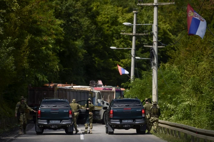 Soldaţii NATO în Kosovolângă o baricadă rutieră la Zubin Potok 1 august 2022 foto Armend NIMANI / AFP