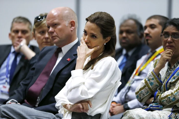 Angelina Jolie a fost vizibil
emoţionată şi a început să plângă la summit-ul „End Sexual
Violence in Conflict“ FOTO Reuters