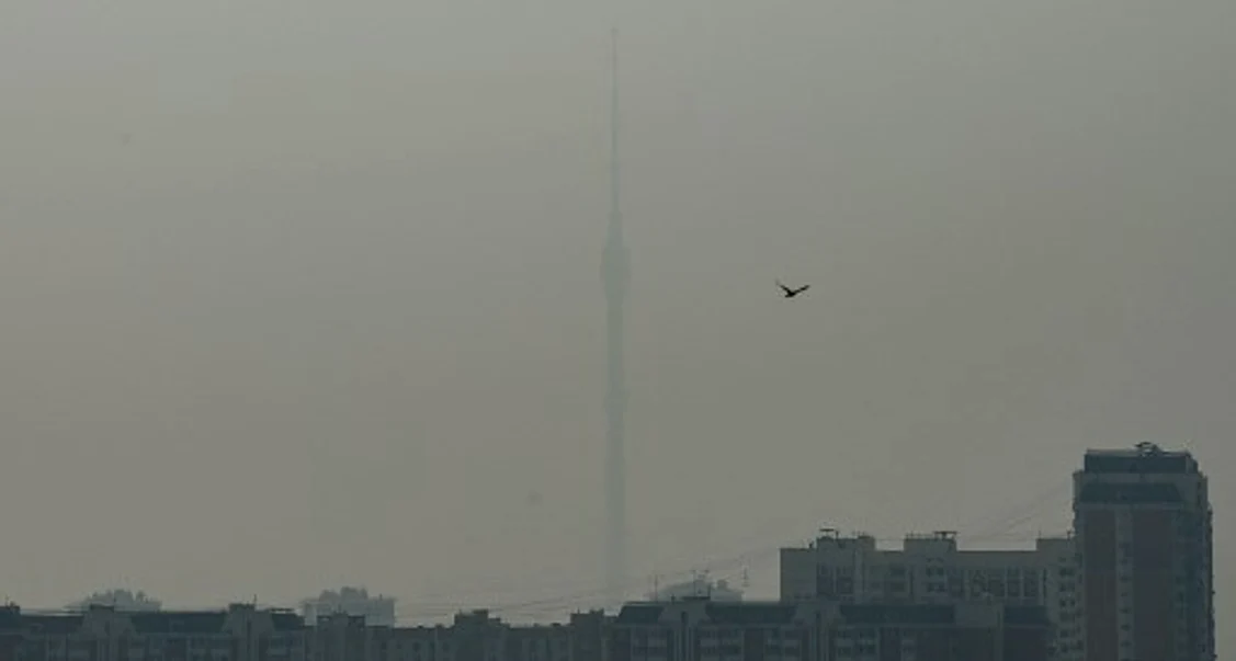 Turnul TV Ostankino din Moscova, prin fumul provocat de incendiile de pădure Foto AFP