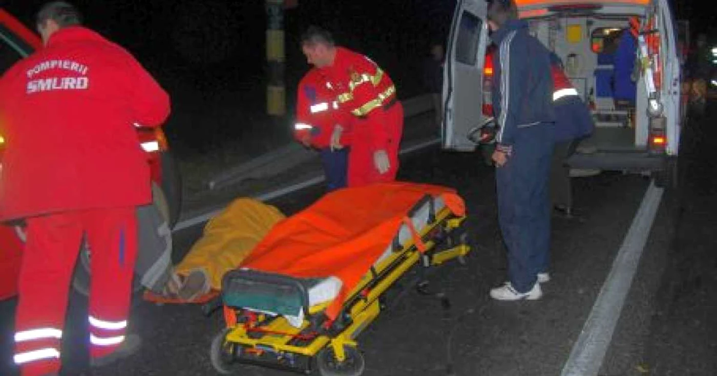 Paramedicii au acordat îngrijiri medicale răniţilor, dar nu au mai putut salva viaţa tinerei.