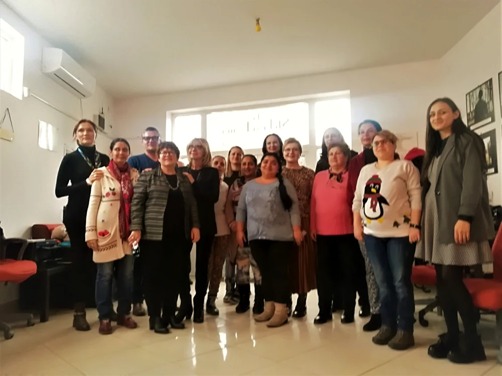 10 femei aflate în situaţii dezavantajate s-au înscris la prima sesiune de
 cursuri digitale şi dezvoltare profesională şi personală desfăşurată în
 Ferentari. FOTO: Adevărul
