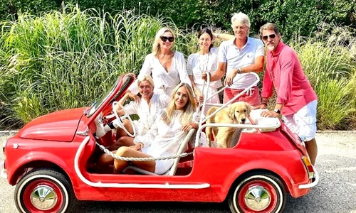 Familia Regală greacă în vacanță   Instagram (3) png