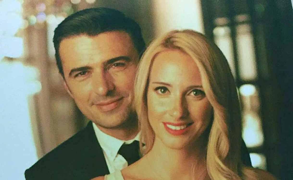 Micuța Zara e fericită că va avea un frățior sau o surioară