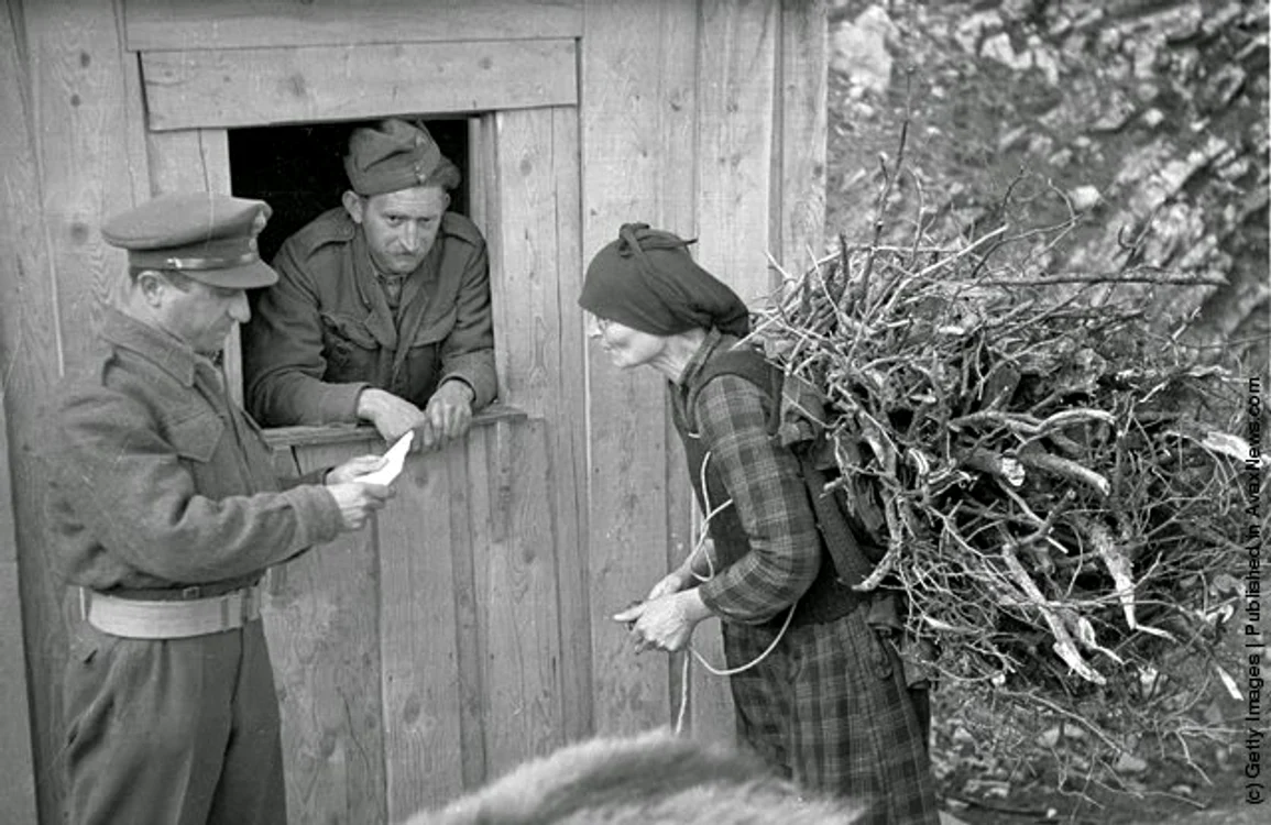O bătrână se prezintă seara în faţa patrulei din sat,  22 mai 1948 (Bert Hardy/Picture Post/Getty Images)
