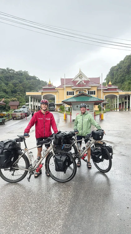 George şi Josh Kohler au pornit în această aventură în martie. SURSĂ FOTO: INSTAGRAM