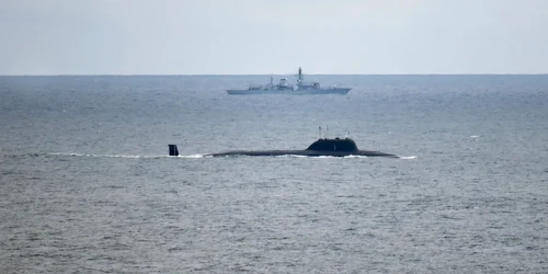 Vânătorul de submarine HMS Portland a urmărit două submarine ruseşti în Marea Nordului FOTO Profimedia 