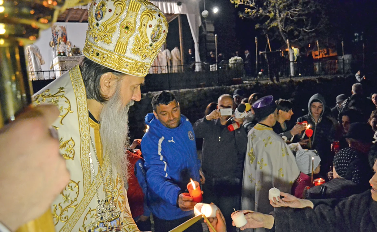 
    “Credincioşii sunt chemaţi să primească Lumina Învierii ca în noaptea de Paşte”, anunţă Arhiepiscopia TomisuluiFoto: Mediafax  