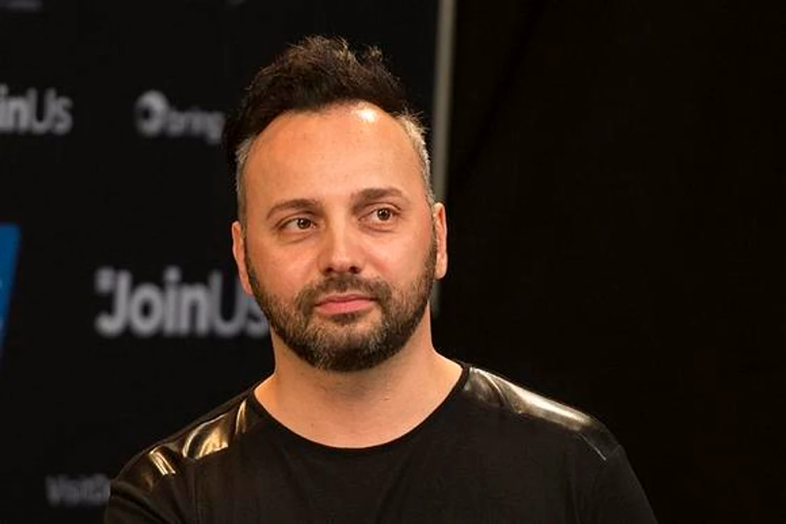 
    Deşi anul trecut a spus că nu vrea să mai audă de Eurovision, Ovi s-a răzgândit: participă în 2016  