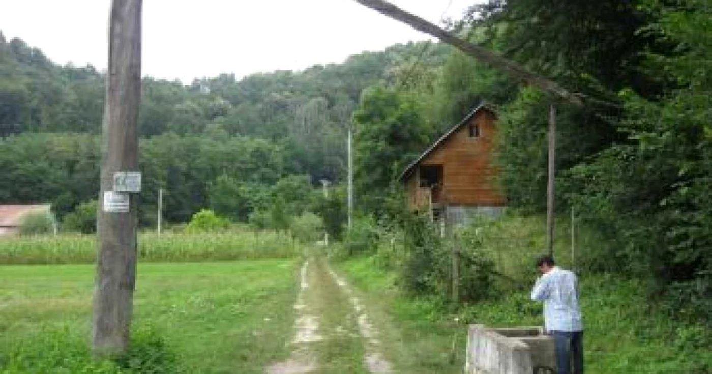 Râmnicu Vâlcea: Ocnele Mari/Familiile izolate de saramură, beau apă dintr-o fântână dacică