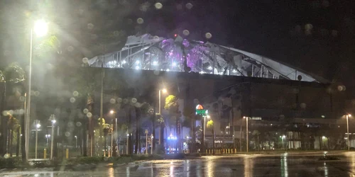 Acoperisul Tropicana Field stadion, distrus de uraganul Milton/ FOTO:X