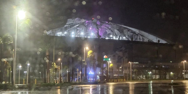 Acoperisul Tropicana Field stadion, distrus de uraganul Milton/ FOTO:X