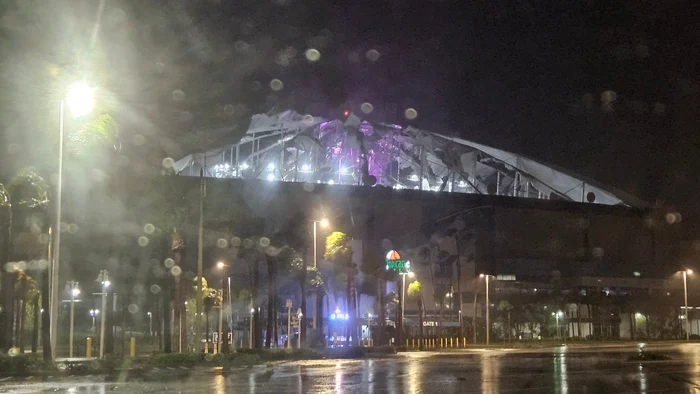 Acoperisul Tropicana Field stadion, distrus de uraganul Milton/ FOTO:X