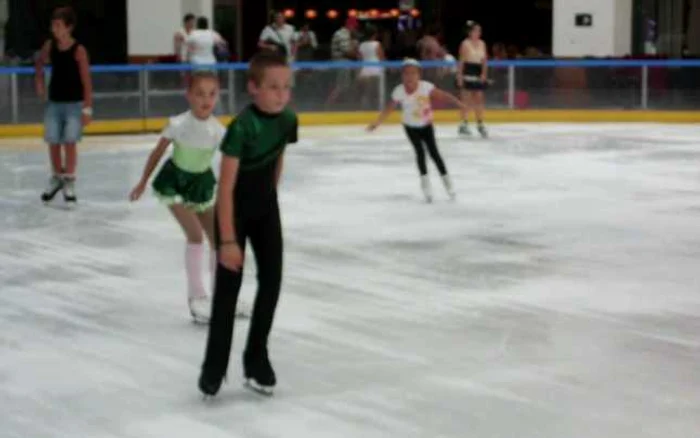 Cei mai mulţi copii care participă la cursul de patinaj au costumaţie adecvată FOTO Bogdan Păvăloi