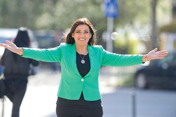 
    Mirela Retegan a creat fenomenul Zurli atât de iubit de copiii din Româniafoto: arhiva personală  