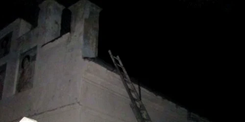 Pompierii au reuşit să stingă focul în jumătate de oră 