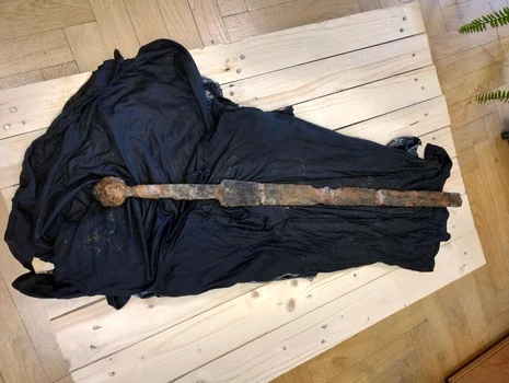 Sabie medievală descoperită în Vistula (© Facebook / Stołeczny Konserwator Zabytków)