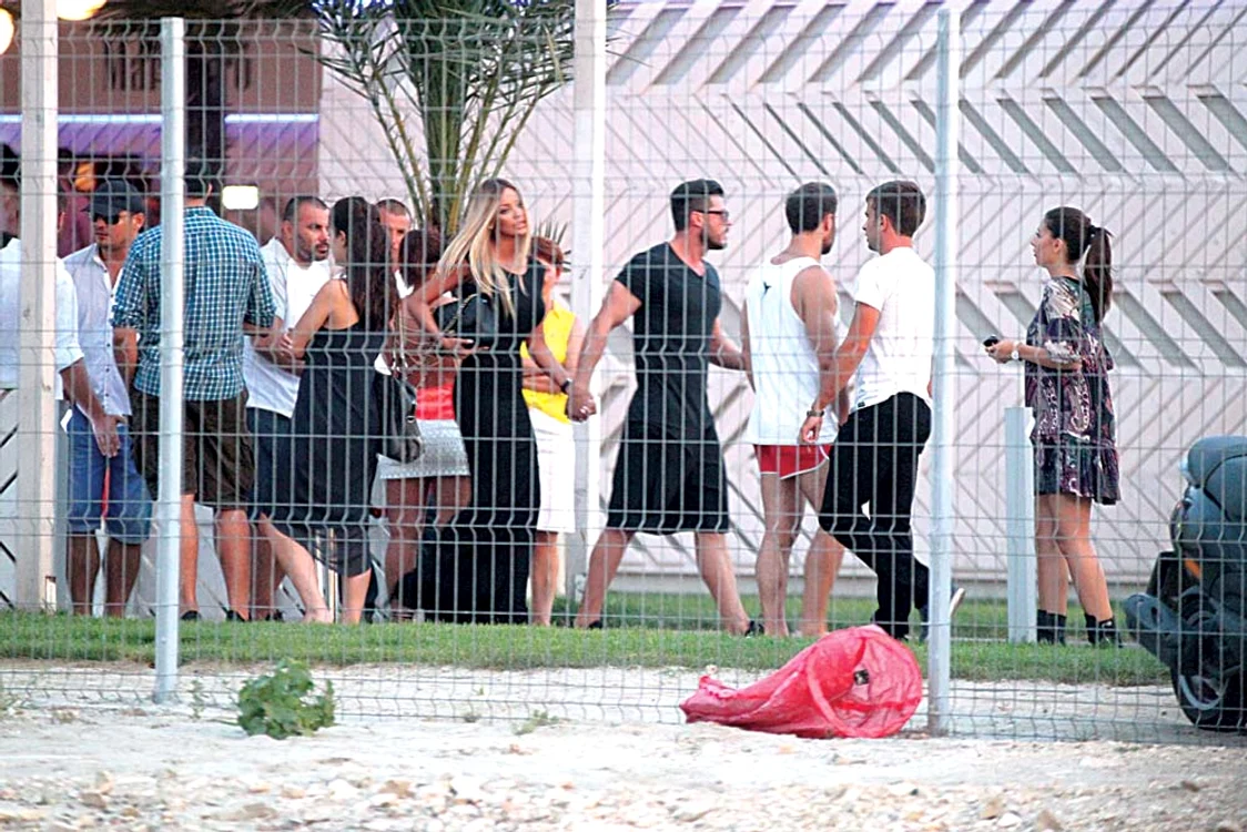 
    Fotoreporterii Click! i-au surprins sâmbătă seara, în Mamaia, pe Bianca Drăguşanu şi Victor Slav, mai tandri ca în luna de miere Foto: Mihai Ionescu  
