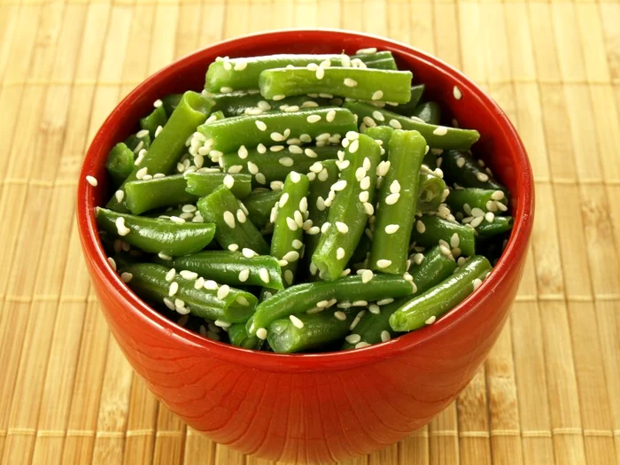 salata fasole verde cu susan shutterstock 110150981 jpeg