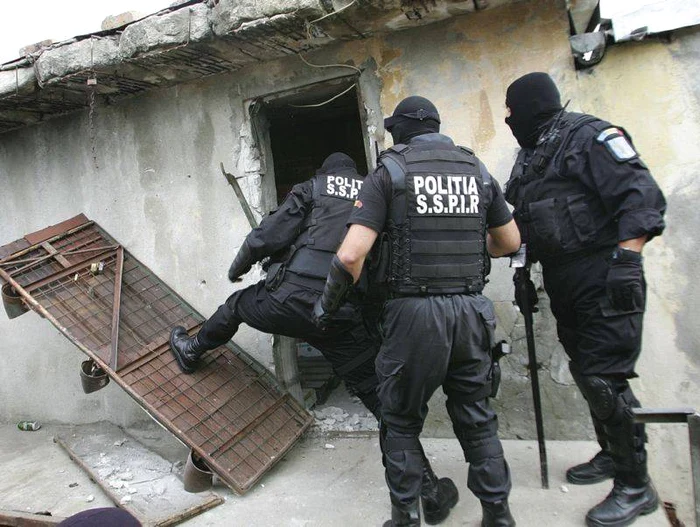 Poliţiştii au descins în 147 de locuri