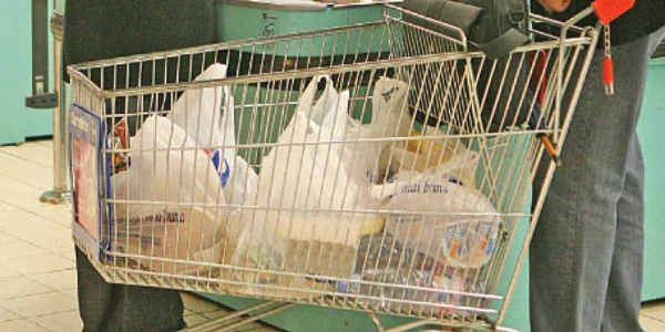 La cumpărături, românii trebuie să-şi drămuiască tot mai atent disponibilităţile financiare