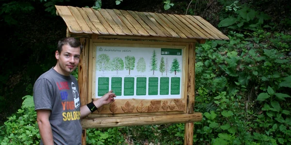 Panou amplasant in Parcul Buila Vanturarita cu „Povestile Padurii”