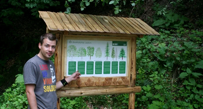 Panou amplasant in Parcul Buila Vanturarita cu „Povestile Padurii”