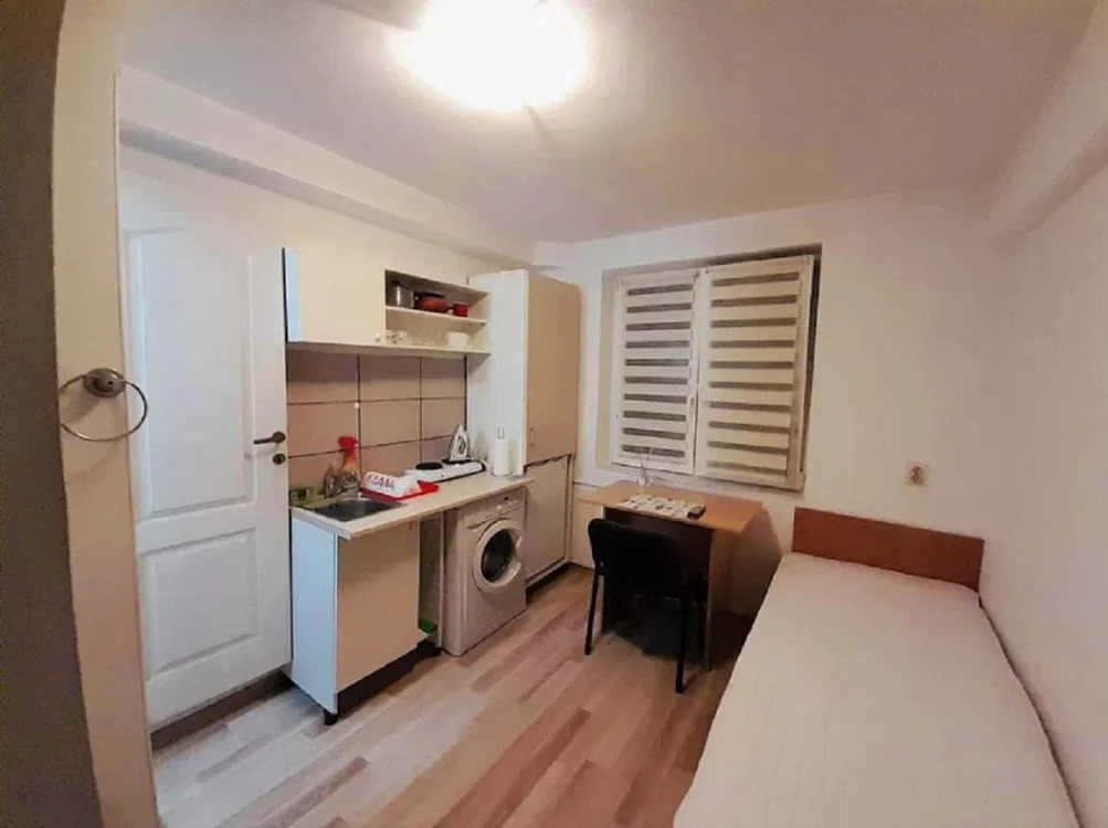 Dușul are vedere și la dormitor, birou și la singura fereastră din cameră SURSA site imobiliare